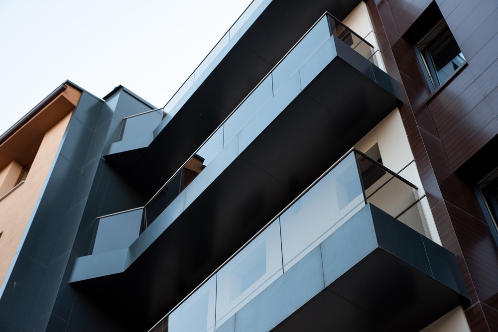 Rambarde vitrée moderne à Roche-la-Molière – maison neuve
